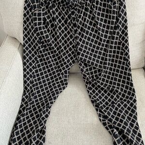 Roz & Ali Black and White Geometric Capris
